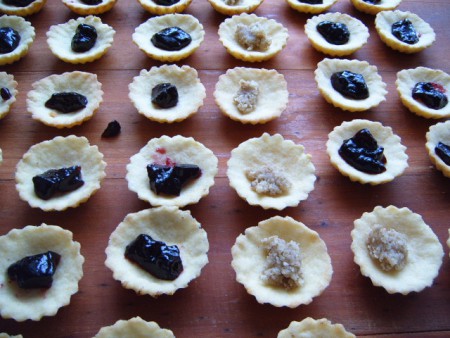 naplním džemom alebo pomletými orechami, zmiešam ich s rumom a práškovým cukrom