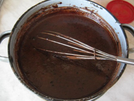 ... recept píše nad parou, keď zovrie a cukor sa rozpustí, pridám 5 dkg varovej alebo horkej čokolády, nechám zase zovrieť a odstavím, pridám 2 pol. lyžice kakaa, rozmiešam a nechám vychladnúť