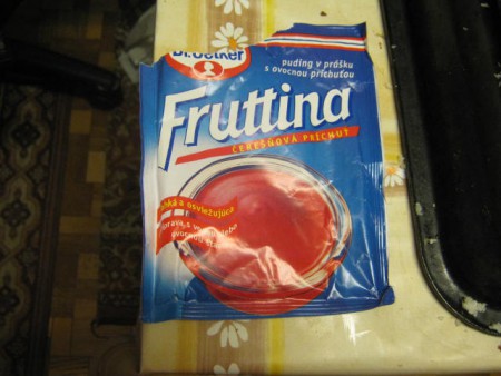 na džem rozotierame ešte teplú plnku, uvaríme si takúto frutinu podľa návodu, najlepšie s nejakým červeným sirupom, troška ochladíme v studenej vode a vylejeme na kokosovú plnku